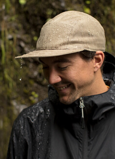 Un homme ave un casquette de Coal